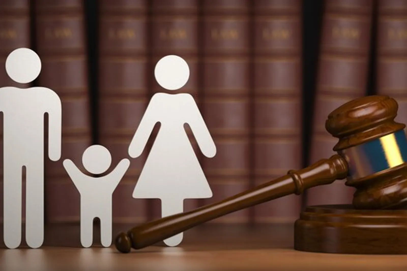 Siluetas de una familia junto a un mazo judicial y una biblioteca jurídica