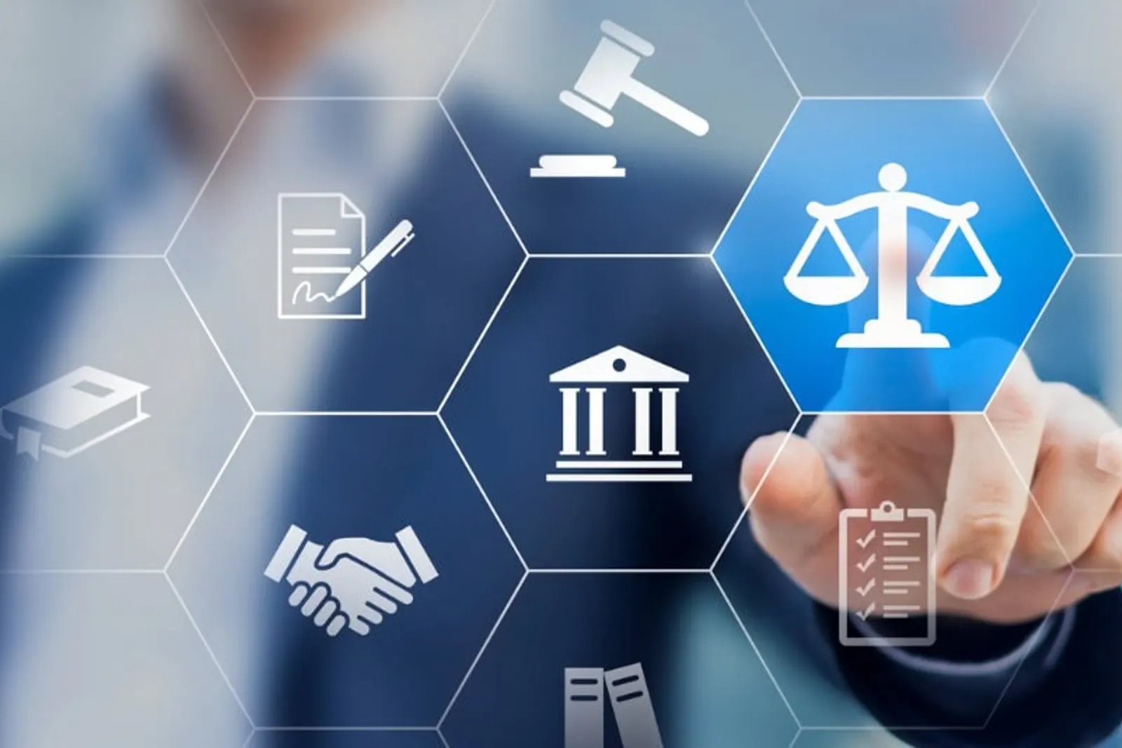 Mano señalando un panel digital con iconos de contratos, balanza e instituciones