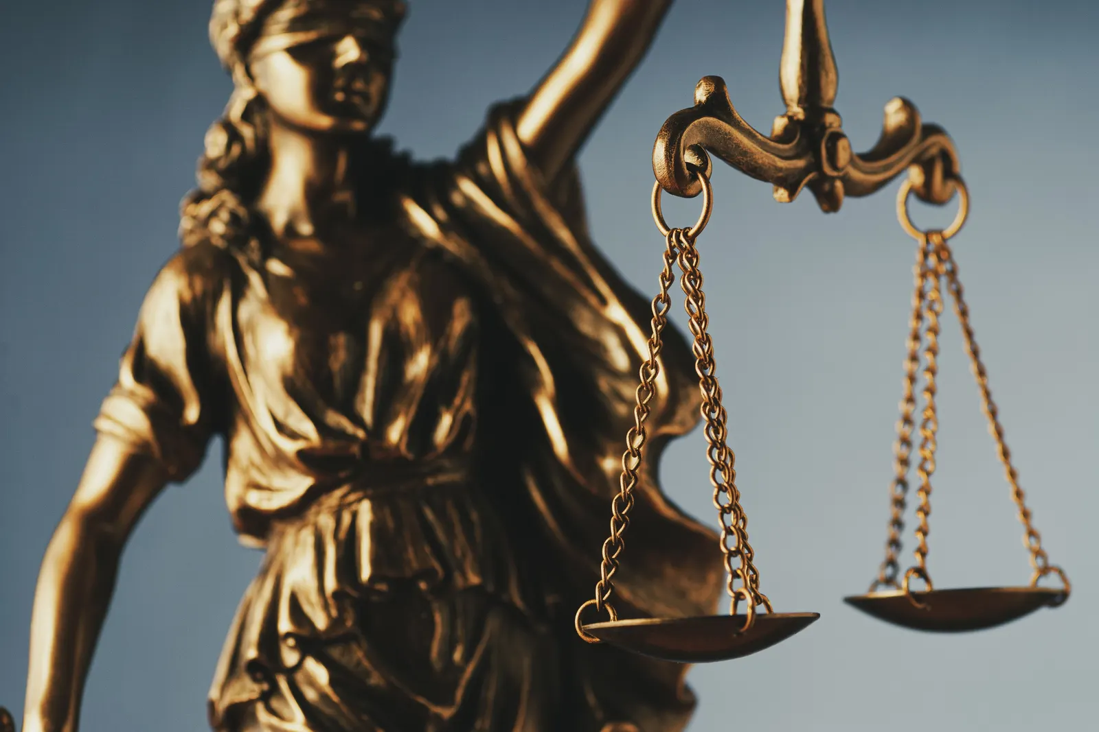 Estatua de la justicia sosteniendo la balanza