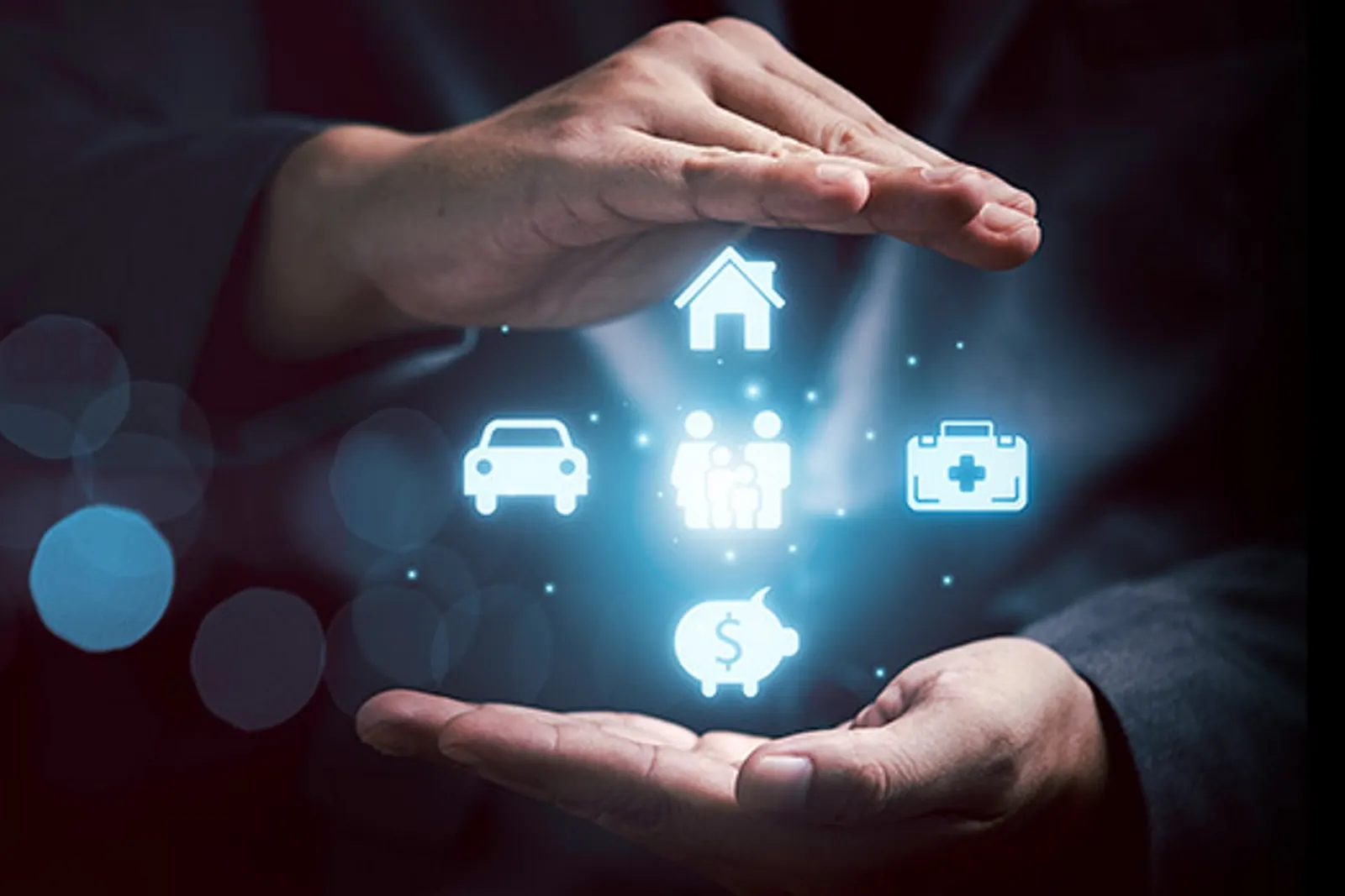 Manos abiertas sobre iconos de auto, familia, salud y ahorro