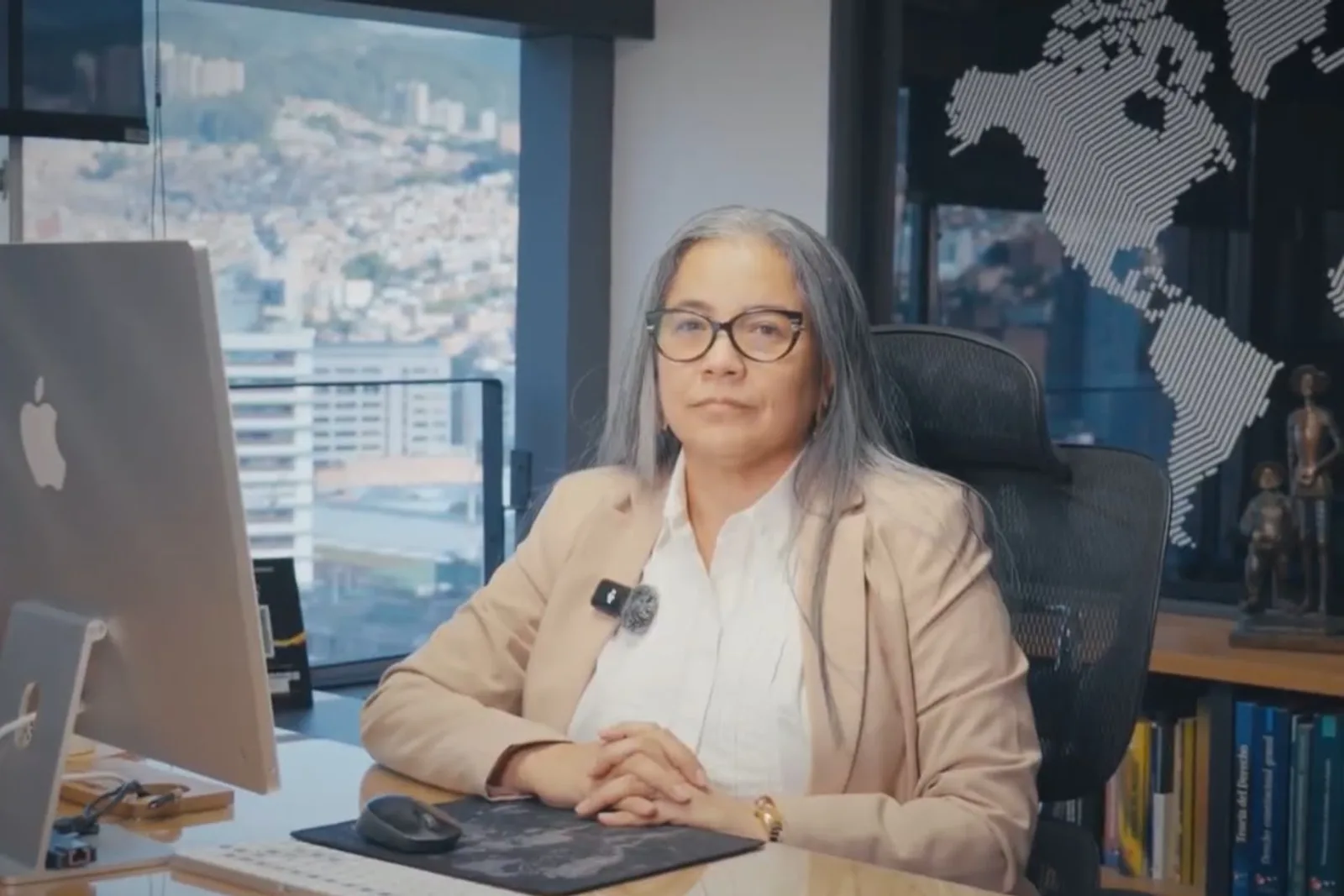 Abogada de Emmporio Jurídico en su despacho, con Medellín al fondo