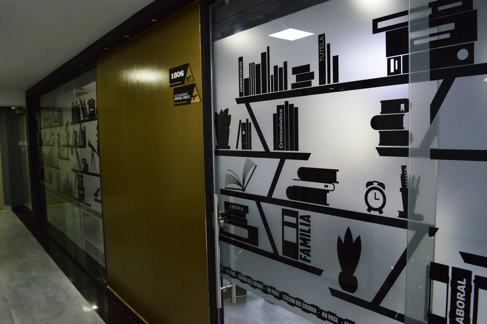 Mural con las áreas de práctica en las oficinas de la firma
