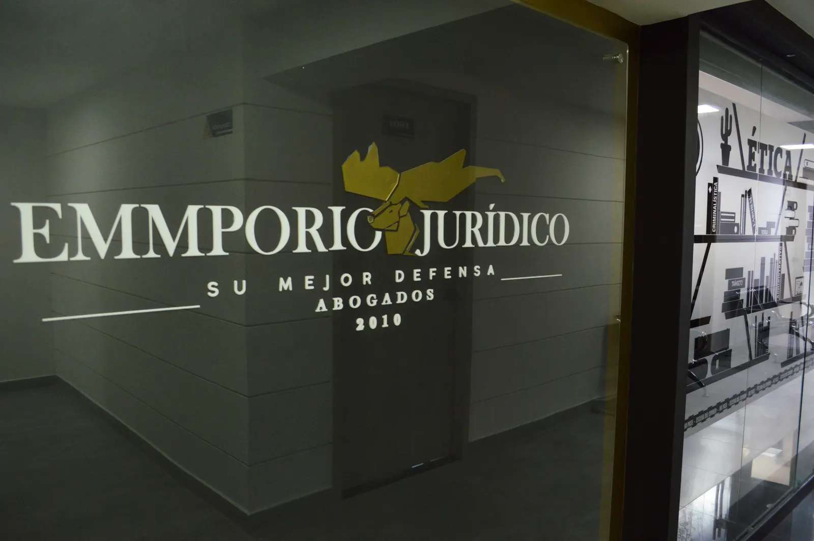 Recepción de Emmporio Jurídico con el logotipo iluminado