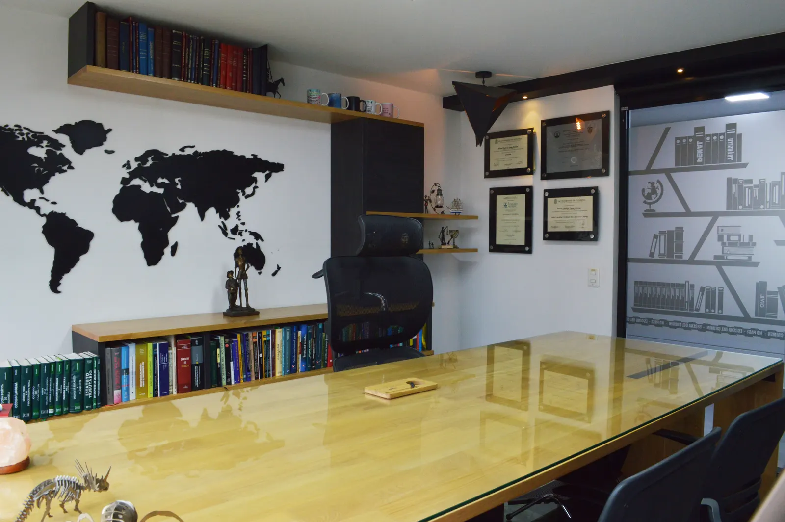 Sala de juntas de Emmporio Jurídico con los reconocimientos de la firma