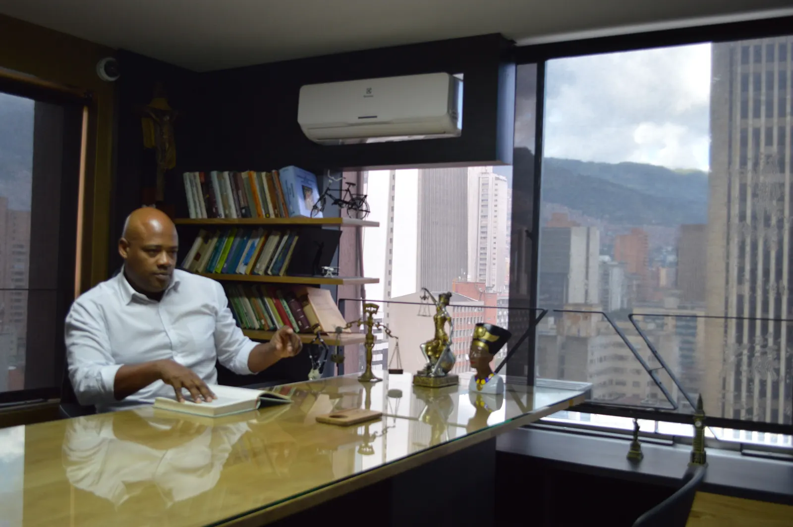 Socio de Emmporio Jurídico estudiando un expediente en su despacho